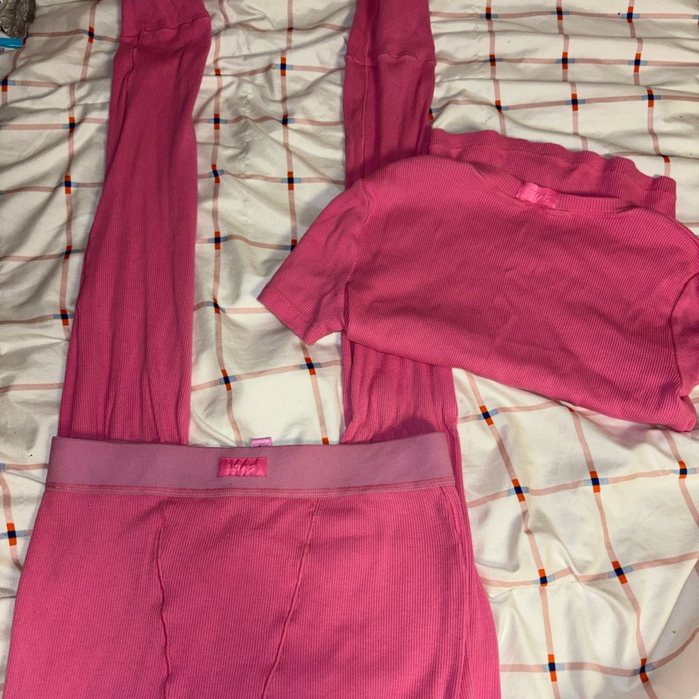 skims pink set
